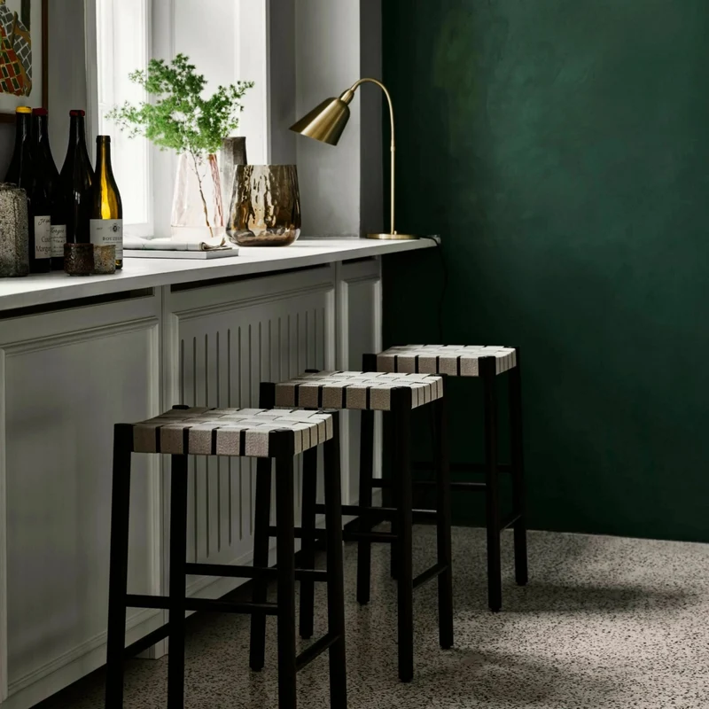 Tabouret de bar beige et piètement noir Betty TK8 - &tradition
