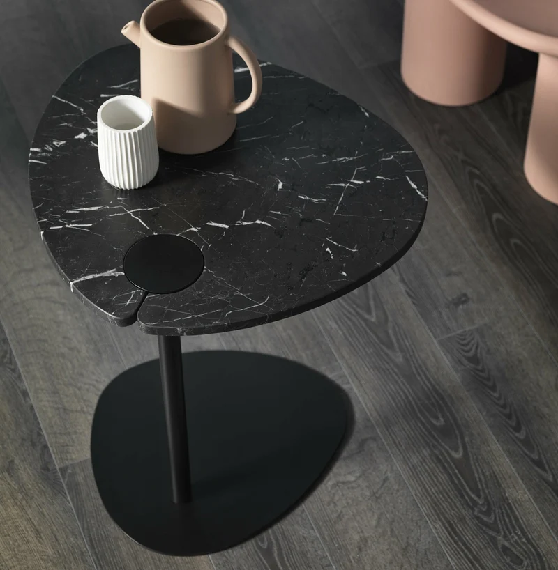 Table d'appoint en marbre noire et piétement noir Hug - Meme Design