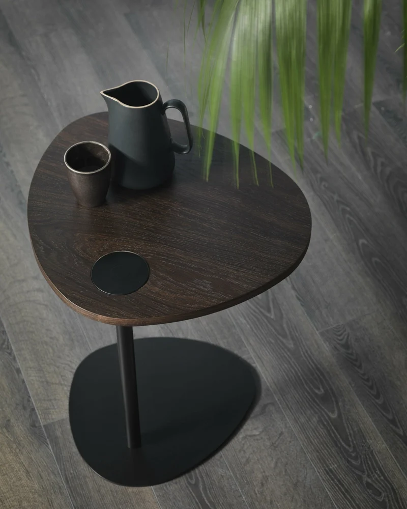 Table d'appoint en chêne fumé et piétement or Hug - Meme Design