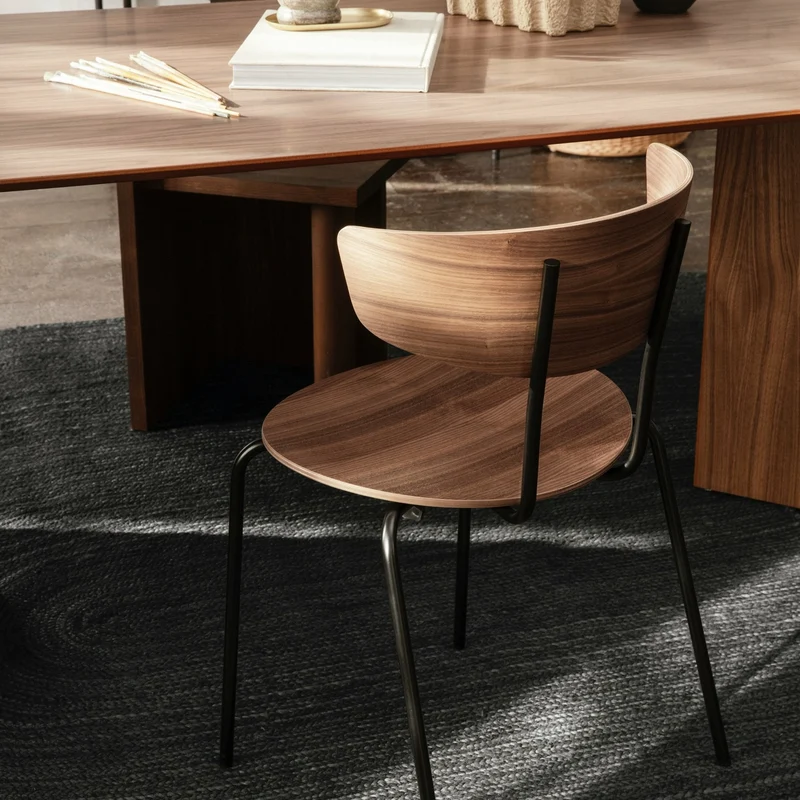 Chaise empilable bois et métal Noyer Herman - Ferm Living