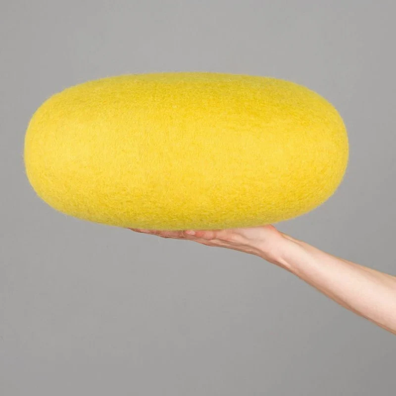 Petit pouf rond en laine vert-jaune S Kata - myfelt