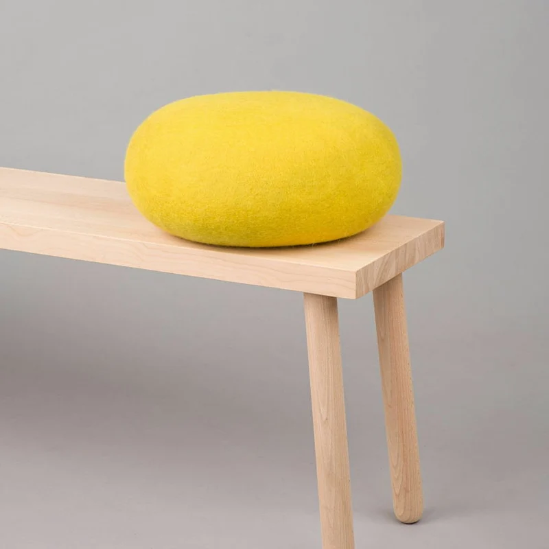 Petit pouf rond en laine vert-jaune S Kata - myfelt