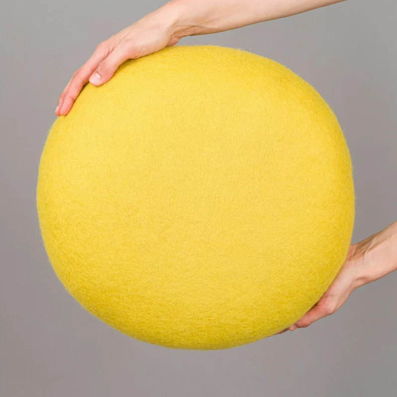 Petit pouf rond en laine vert-jaune S Kata - myfelt