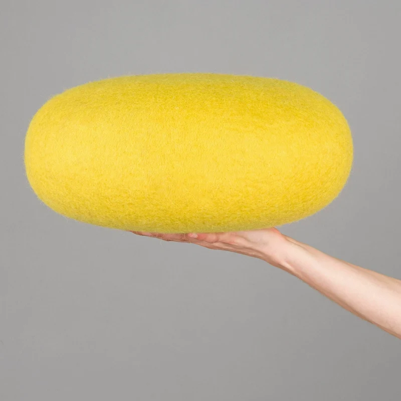 Petit pouf rond en laine vert-jaune S Kata - myfelt