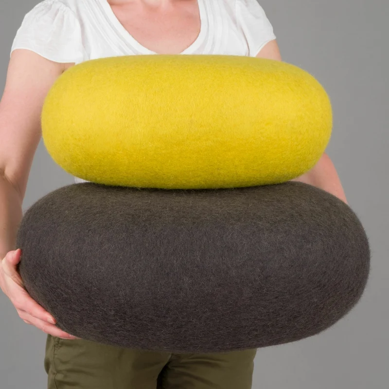 2 Poufs en laine vert-jaune et anthracite Kata et Kuno - myfelt