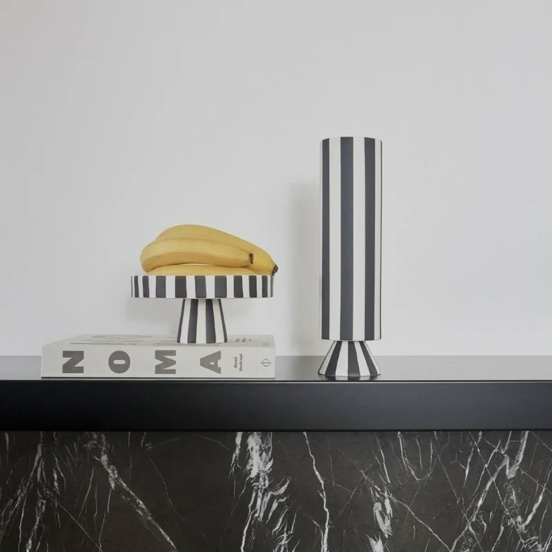 Plateau à rayures noires et blanches en céramique Toppu - OYOY