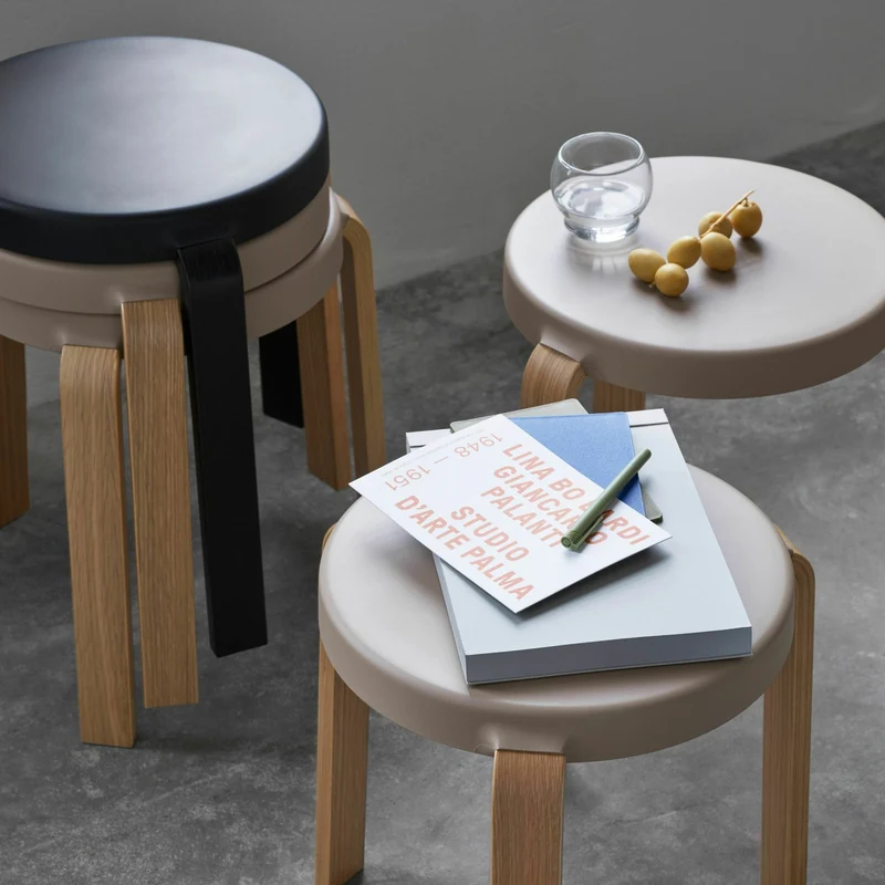 Tabouret en chêne beige TAP Sand - Normann Copenhagen