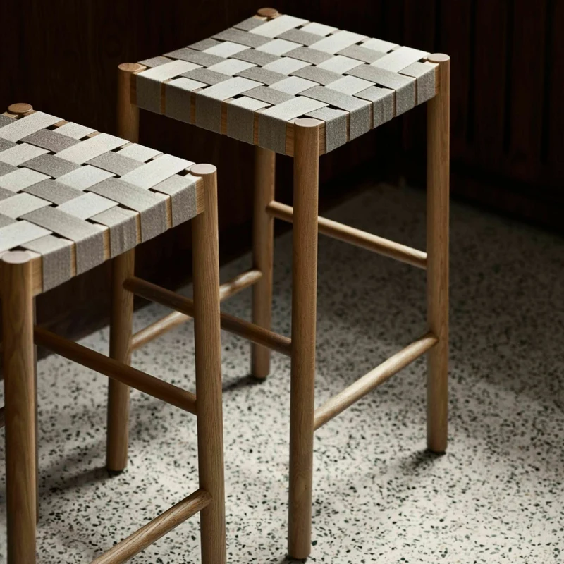 Tabouret de bar beige et piètement naturel Betty TK7 - &tradition