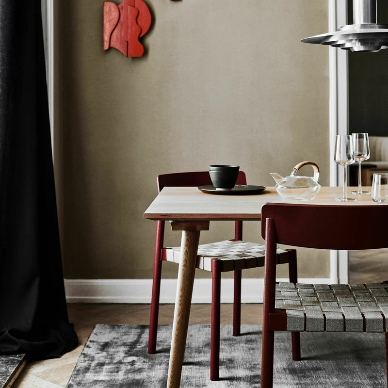 Chaise en bois noir et sangles en lin noir Betty - &tradition