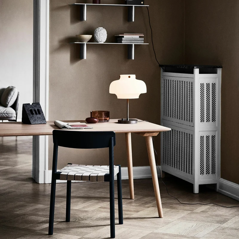Chaise en bois noir et sangles en lin noir Betty - &tradition