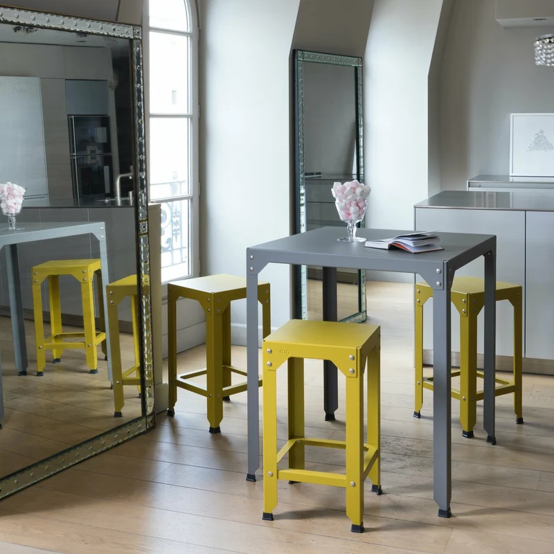 Table carrée en acier mat olive 79 cm Hegoa - Matière Grise