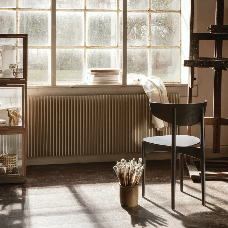 Chaise en bois massif noir Herman - Ferm Living