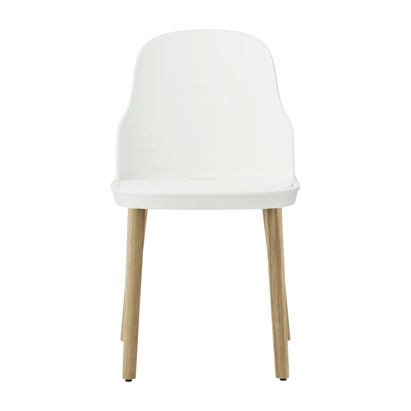 Chaise blanche au pietement en chêne Allez blanc - Normann Copenhagen