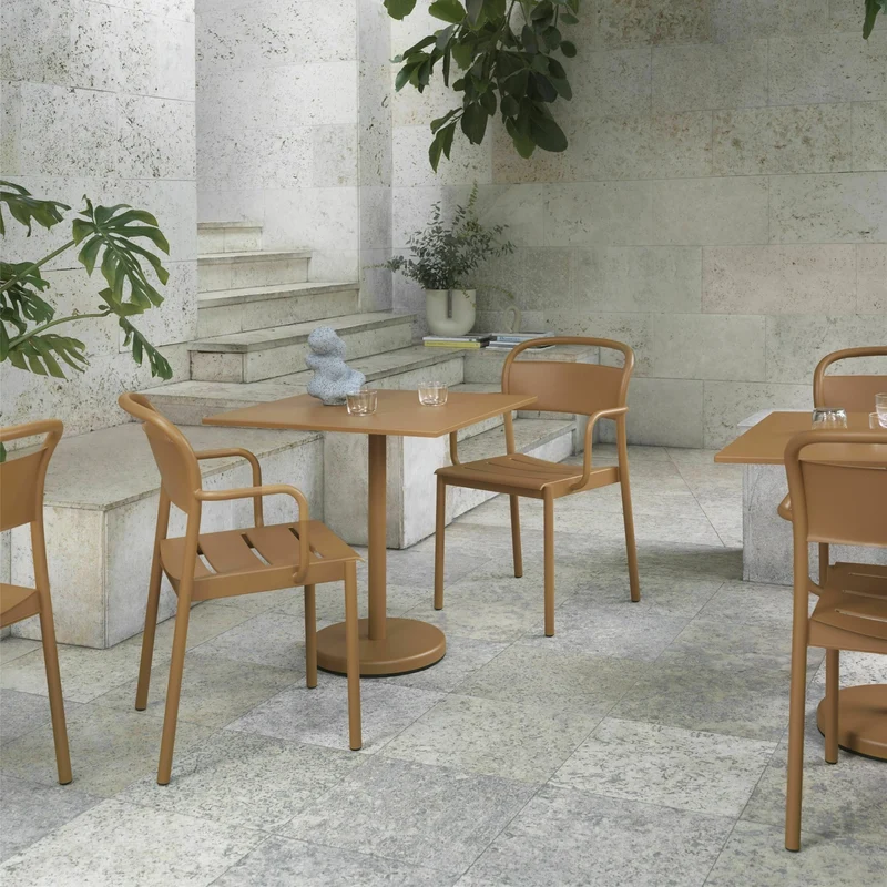 Table carrée d'extérieur en acier noir 70 x 70 x 73 cm Linear - Muuto