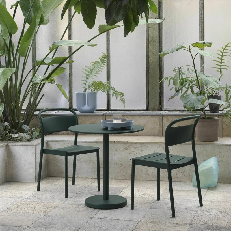 Chaise d'extérieur en acier vert foncé Linear - Muuto