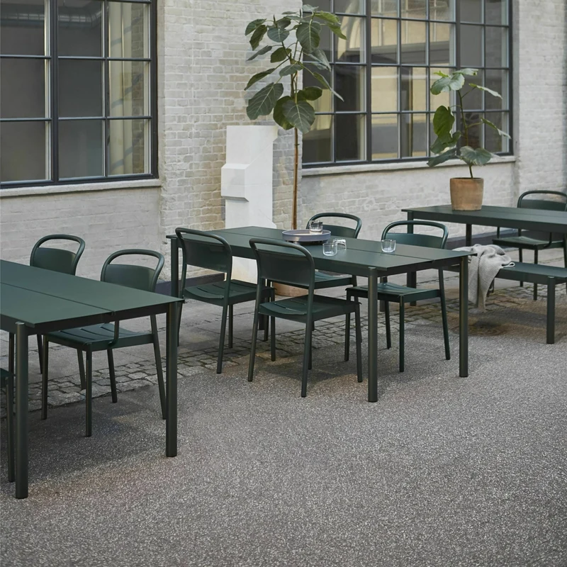 Chaise d'extérieur en acier vert foncé Linear - Muuto