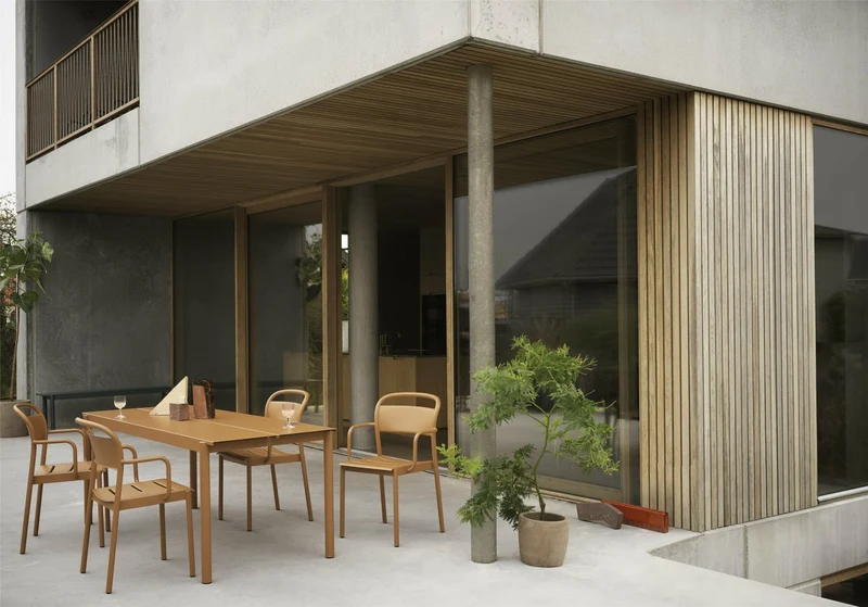 Chaise d'extérieur en acier orange Linear - Muuto