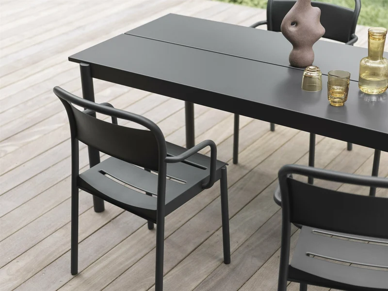 Chaise d'extérieur avec accoudoirs en acier noir Linear - Muuto