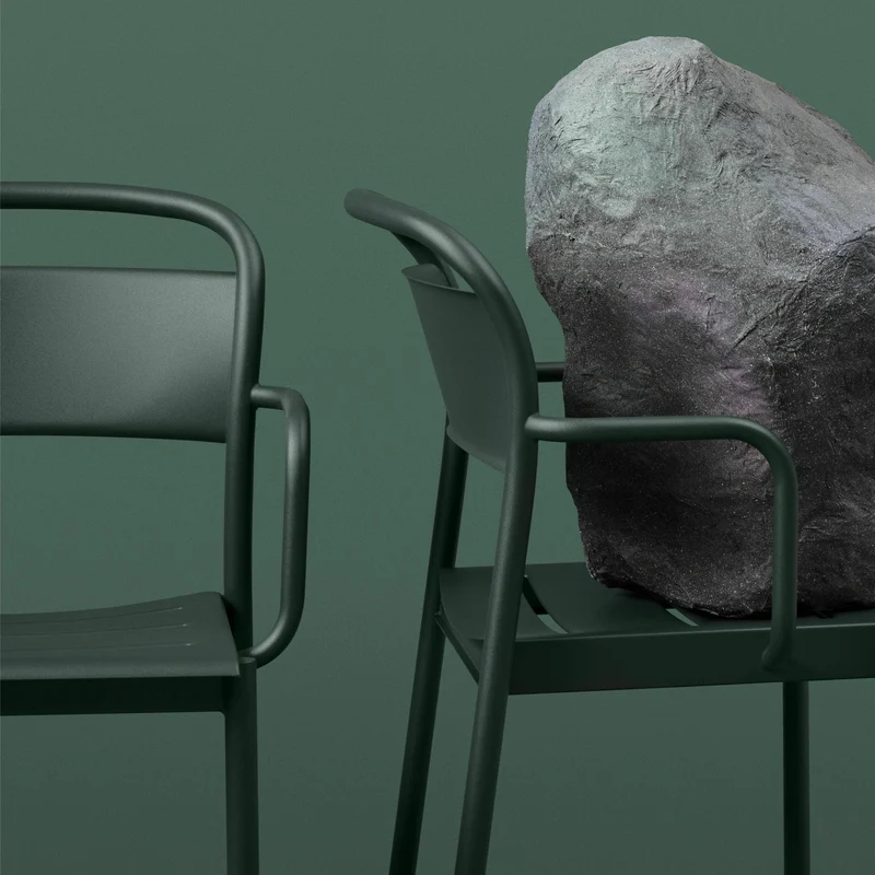 Chaise d'extérieur avec accoudoirs en acier vert foncé Linear - Muuto