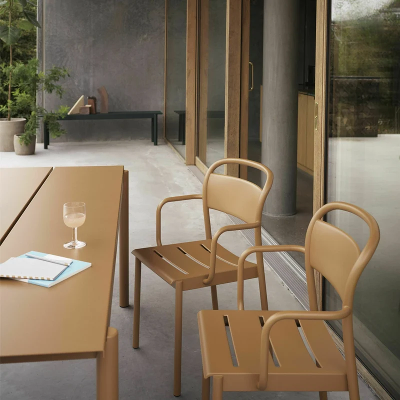 Chaise d'extérieur avec accoudoirs en acier orange Linear - Muuto
