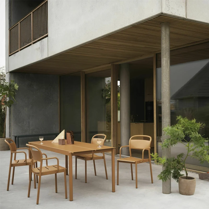 Chaise d'extérieur avec accoudoirs en acier orange Linear - Muuto