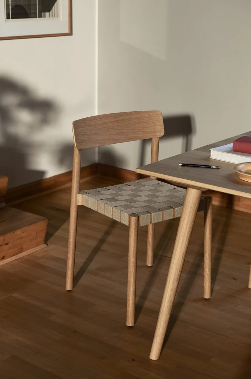 Chaise en bois naturel et sangles en lin naturel Betty TK1 - &tradition