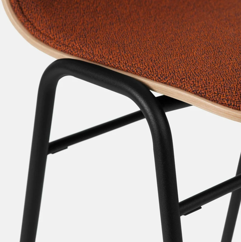 Chaise de bar 75 cm en tissu rouge et cadre noir Touchwood - Hem