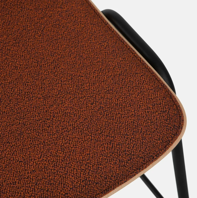 Chaise de bar 75 cm en tissu rouge et cadre noir Touchwood - Hem