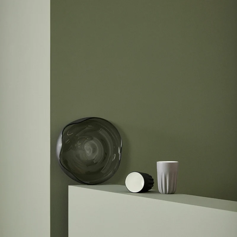 2 plateaux aux formes organiques en verre givré gris - Hübsch