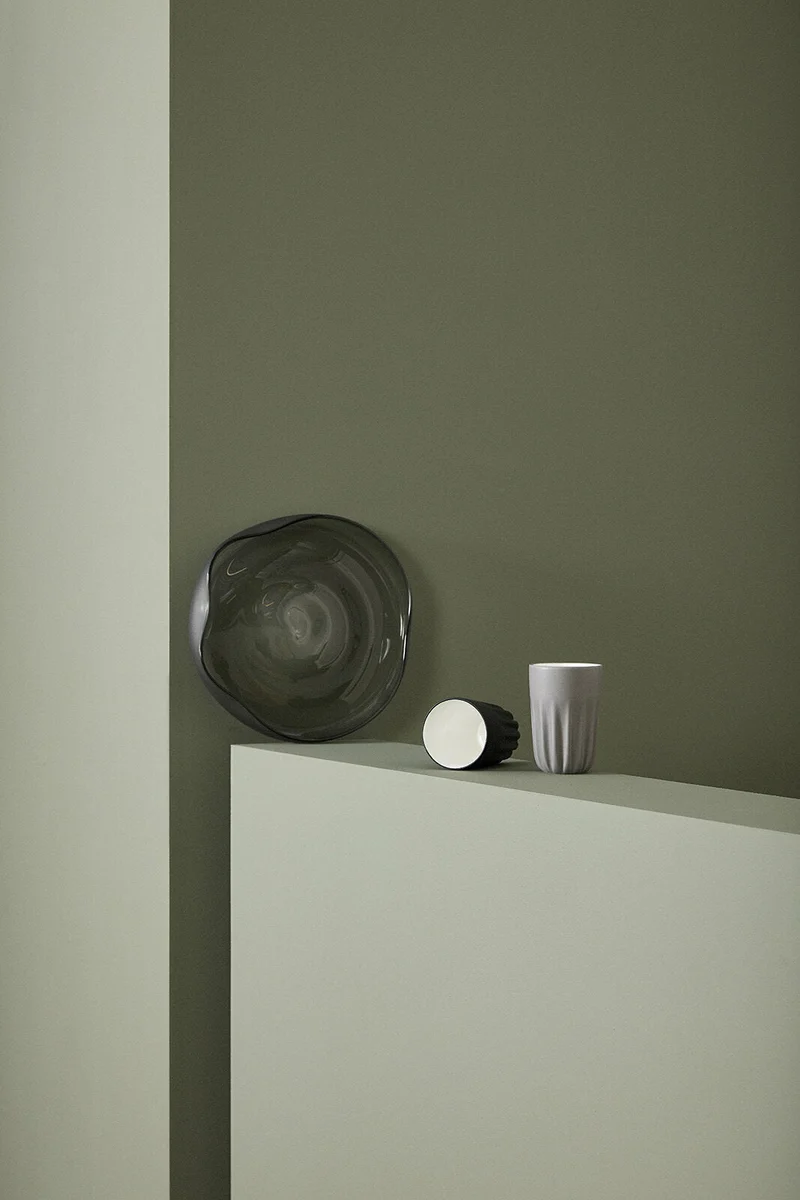 2 plateaux aux formes organiques en verre givré gris - Hübsch