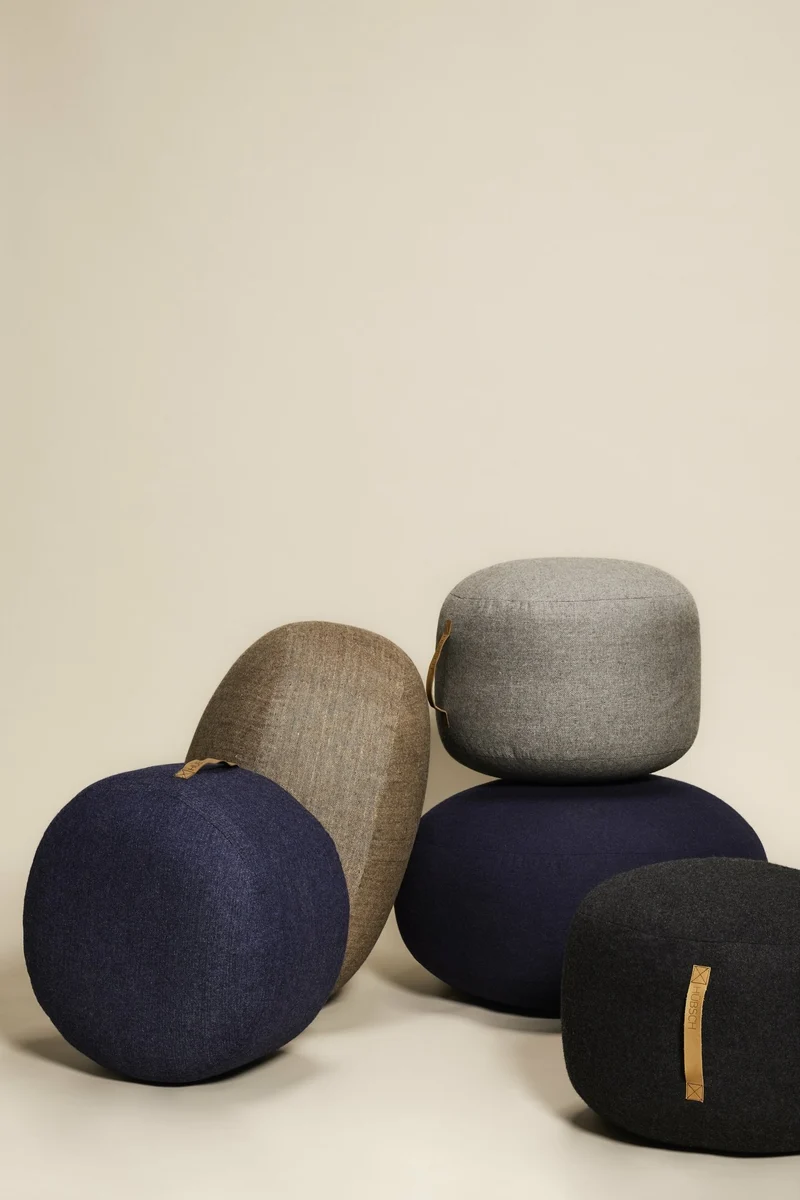 Pouf galet en laine marron avec poignée en cuir - Hübsch