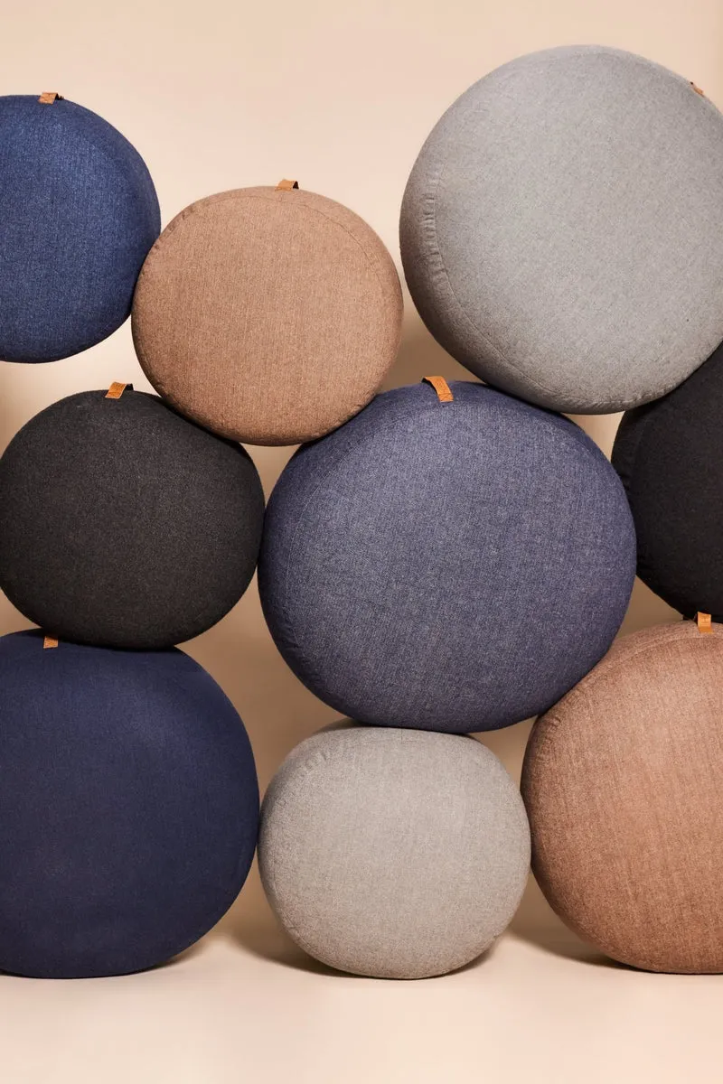 Pouf galet en laine marron avec poignée en cuir - Hübsch