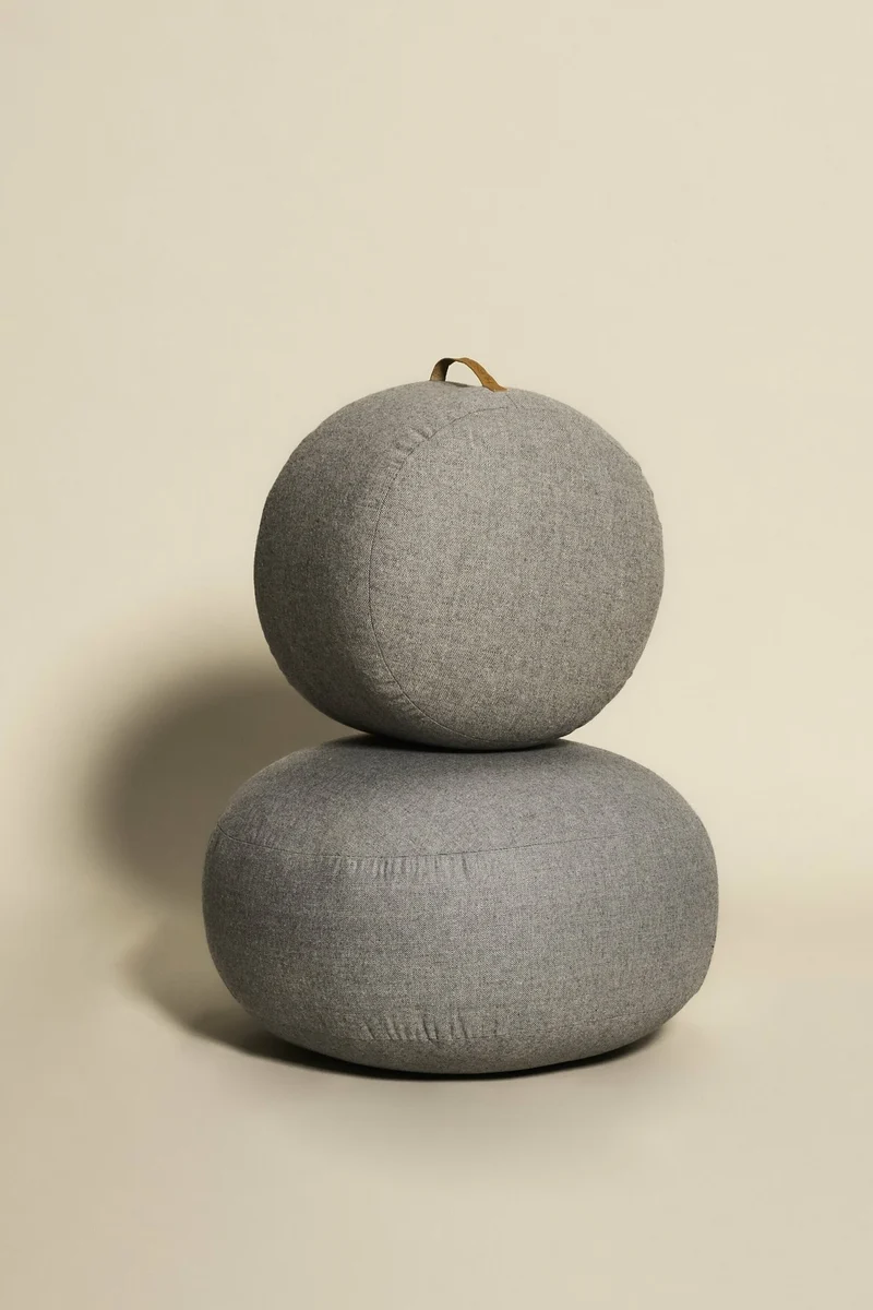 Pouf galet en laine gris avec poignée en cuir - Hübsch