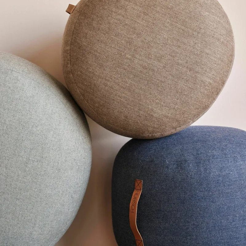 Pouf galet en laine gris avec poignée en cuir - Hübsch