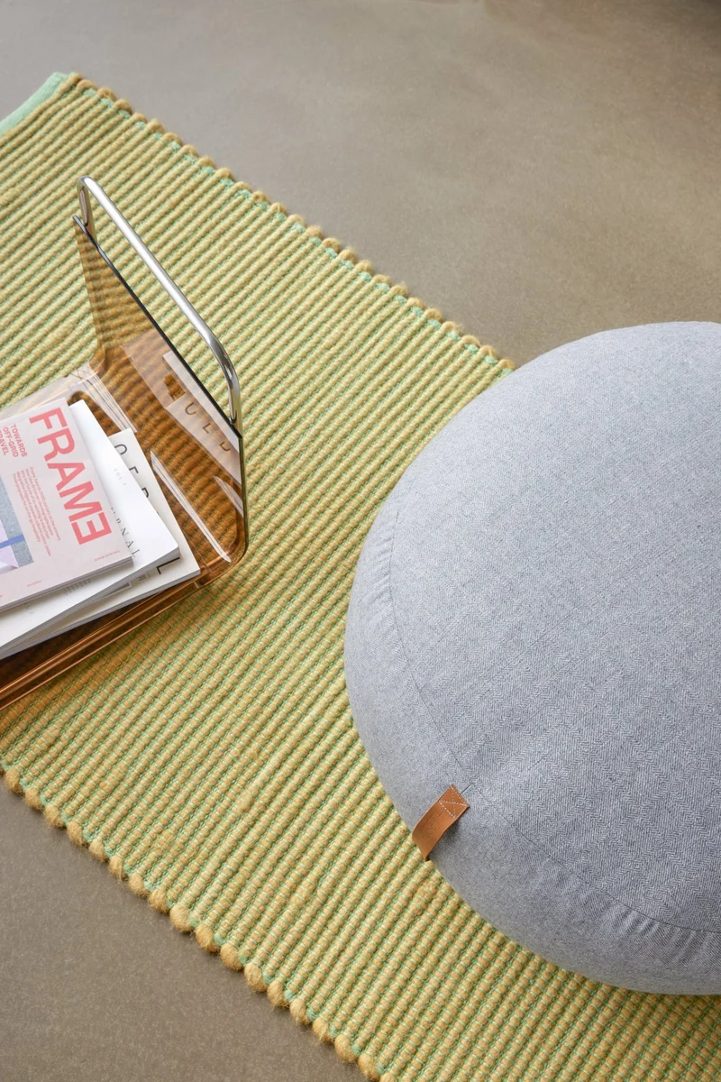 Pouf galet en laine gris avec poignée en cuir - Hübsch