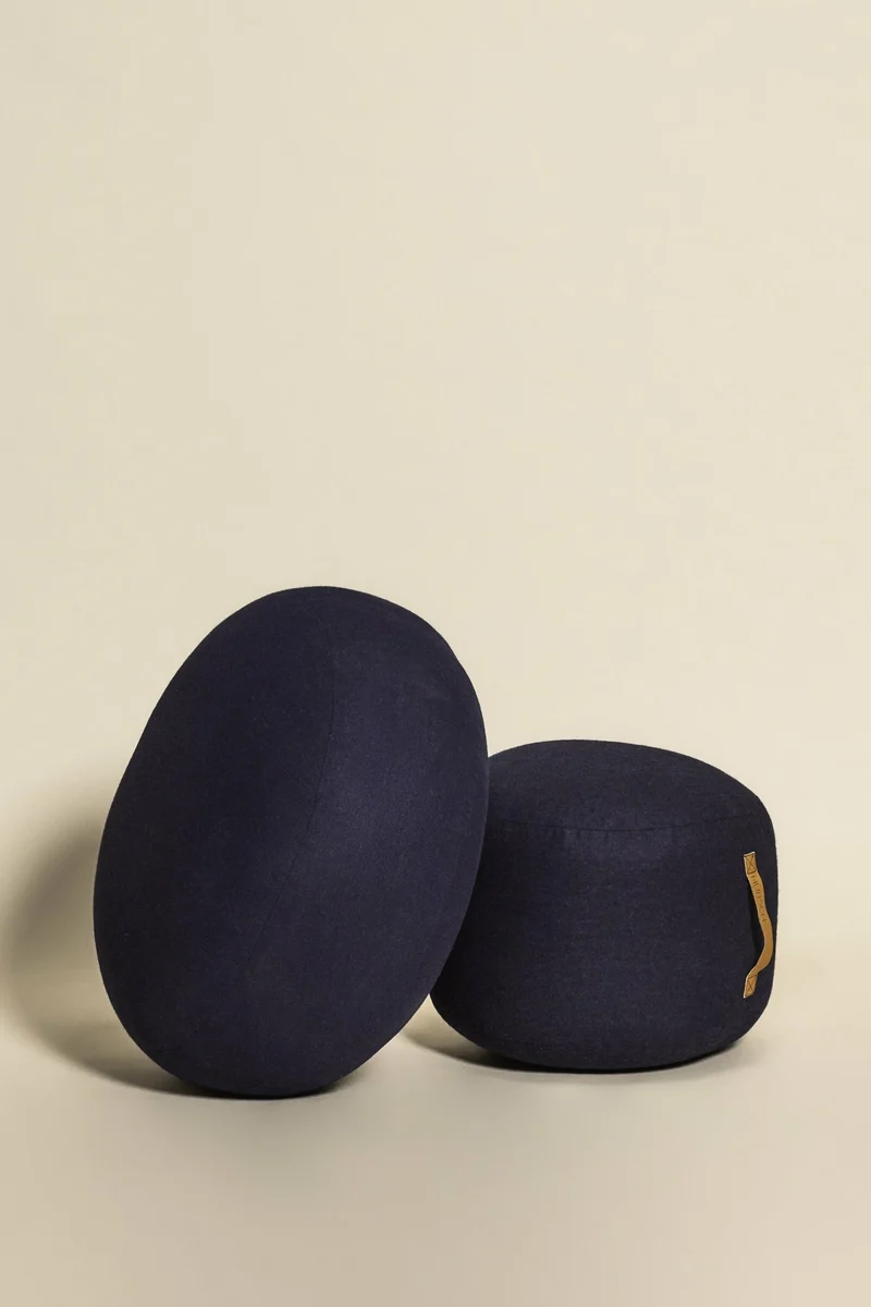 Pouf galet en laine bleu avec poignée en cuir - Hübsch