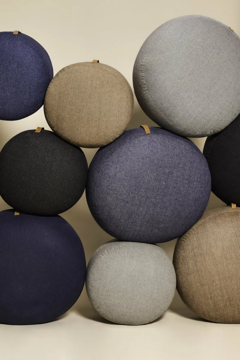 Pouf galet en laine bleu avec poignée en cuir - Hübsch