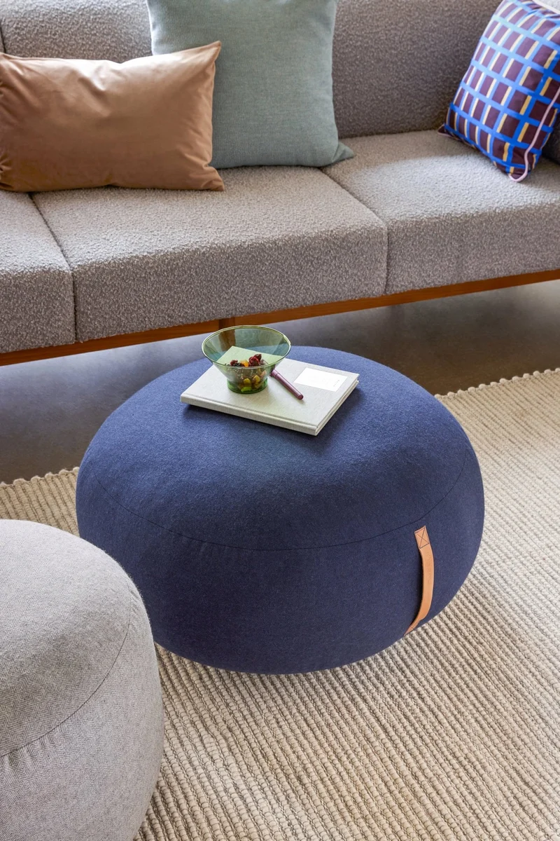 Pouf galet en laine bleu avec poignée en cuir - Hübsch
