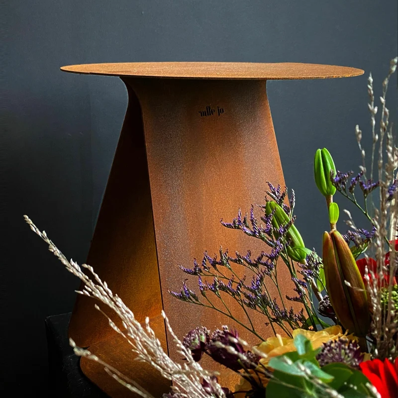 Table d'appoint ronde en acier corten Youmy - Mlle Jo