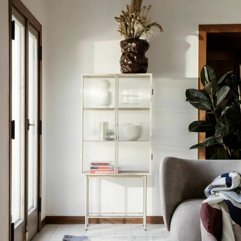 Vaisselier en verre et métal beige roseau 155 cm Haze - Ferm Living