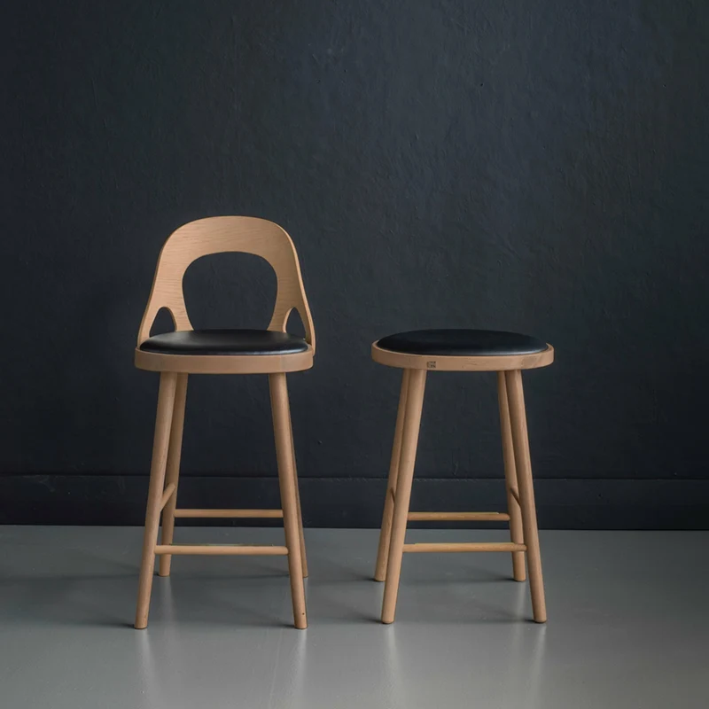 Tabouret en chêne huilé et coussin en cuir reconstitué noir 63 cm Colibri - Hans k