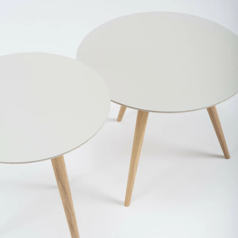 Table d'appoint ronde en chêne et plateau en linoléum gris 45 cm Arp - Gazzda