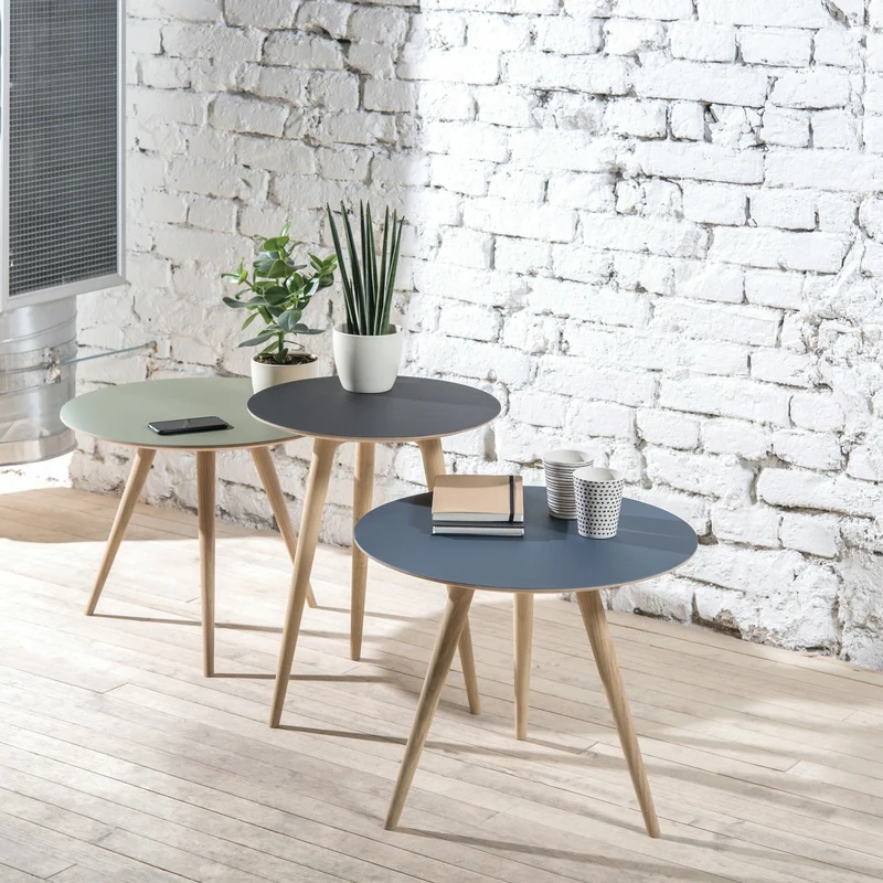 Table d'appoint ronde en chêne et plateau en linoléum bleu 45 cm Arp - Gazzda