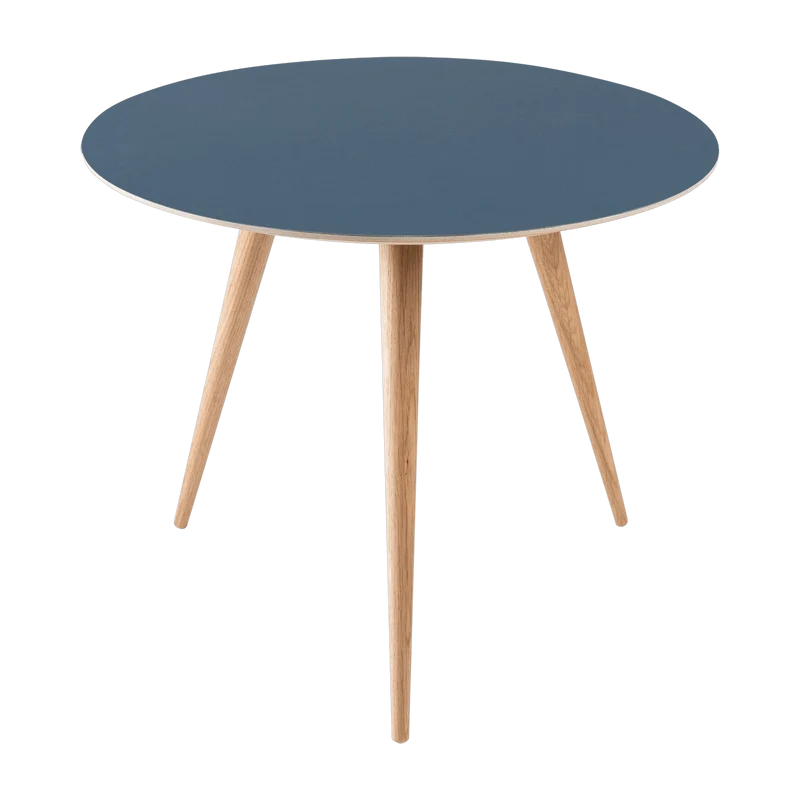 Table d'appoint ronde en chêne blanc et plateau en linoléum bleu 55 cm Arp - Gazzda