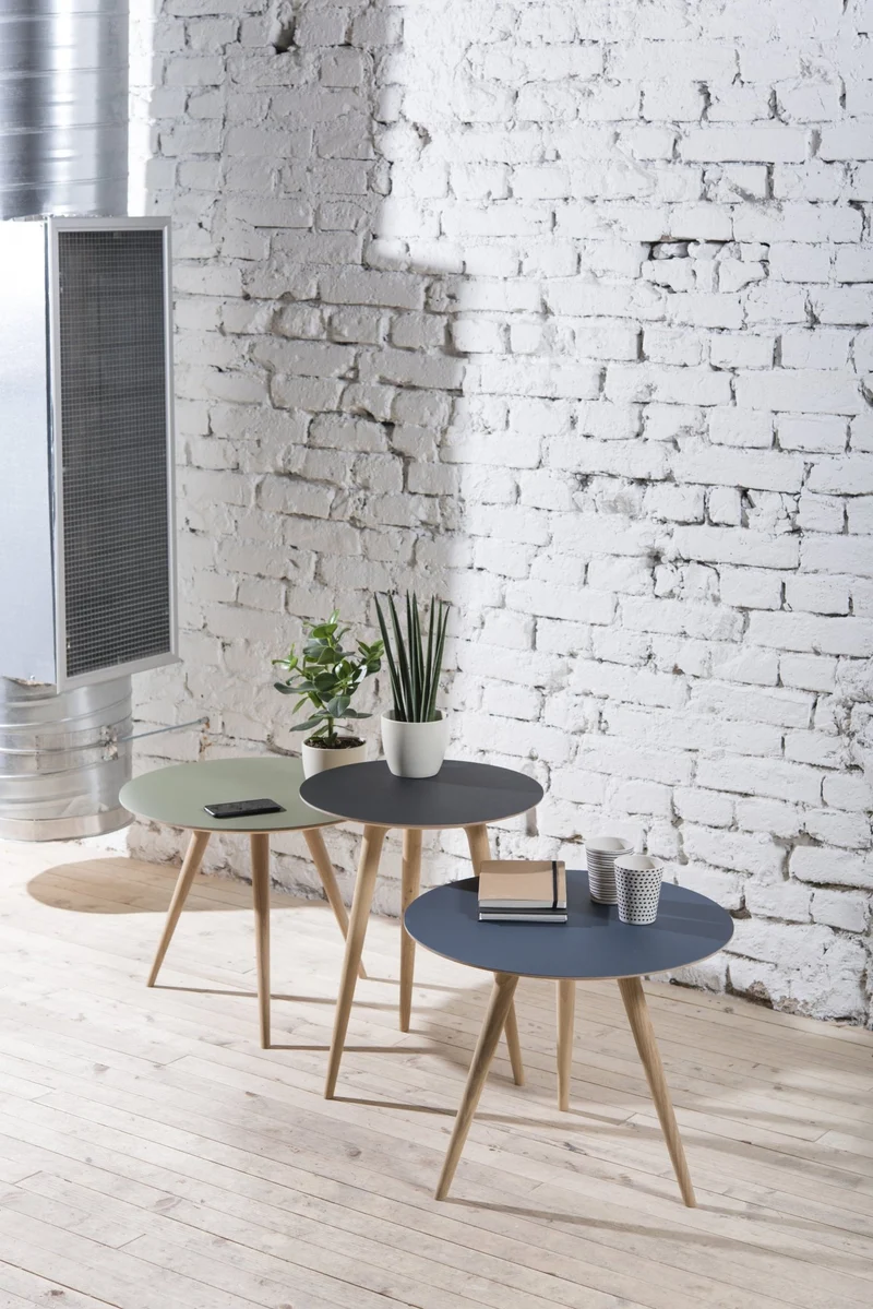 Table d'appoint ronde en chêne blanc et plateau en linoléum bleu 55 cm Arp - Gazzda
