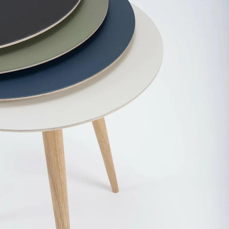 Table d'appoint ronde en chêne et plateau en linoléum noir 55 cm Arp - Gazzda