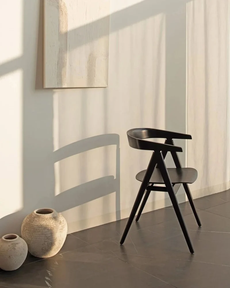 Chaise en chêne laqué noir et siège en chêne plaqué Ava - Gazzda