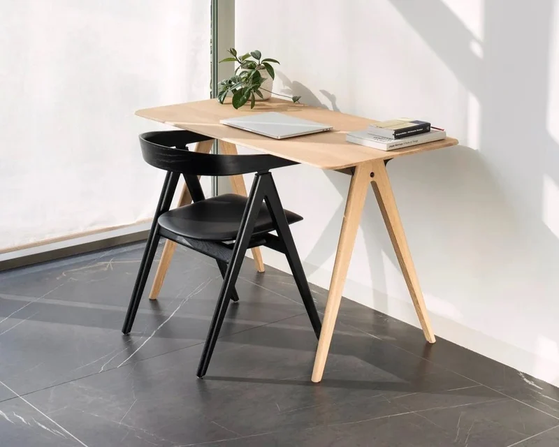 Chaise en chêne laqué noir et siège en chêne plaqué Ava - Gazzda