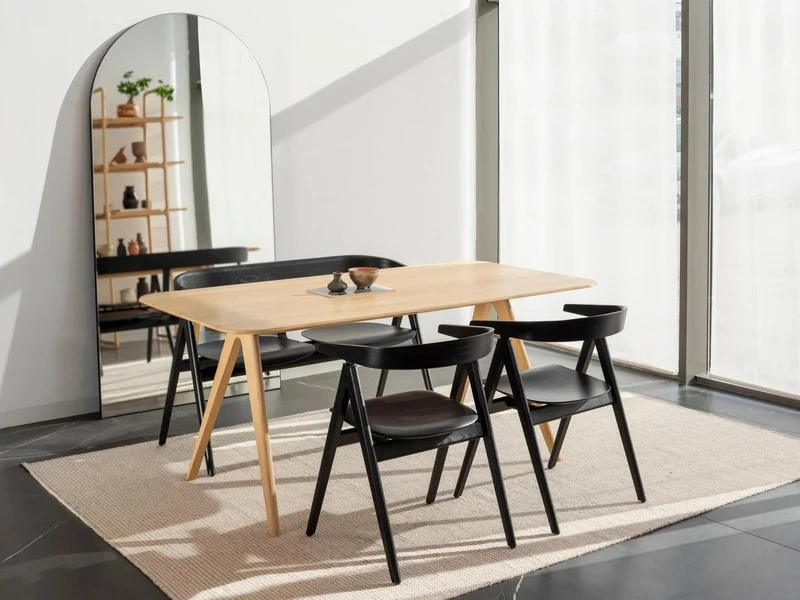 Chaise en chêne laqué noir et siège en chêne plaqué Ava - Gazzda