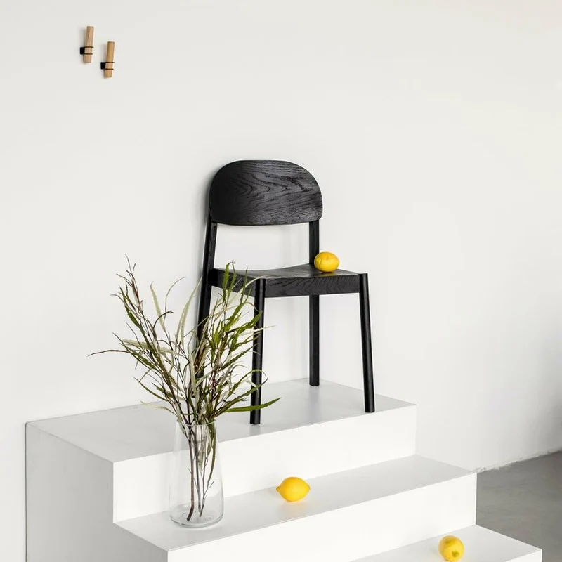 Chaise en chêne teinté noir et dossier oval Citizen - Emko
